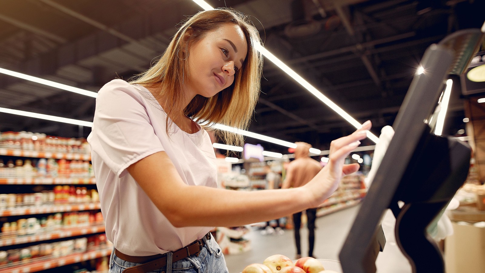 “Watch and Learn”: Introverted Grocery Shopper Quietly Teaches Entitled Boomers a Brilliant Retail Secret