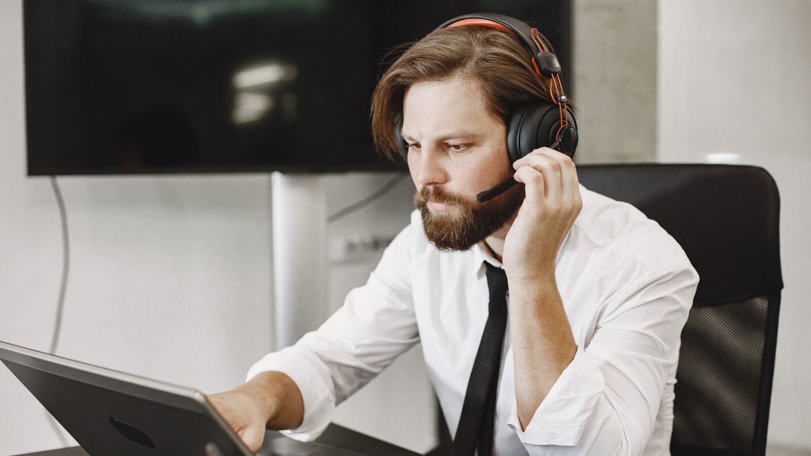 A Tech Support Worker Was Stumped by the Hardest Problem of His IT Career — Then Discovered He Was the One Whod Caused It man wearing a headset and looking at a laptop