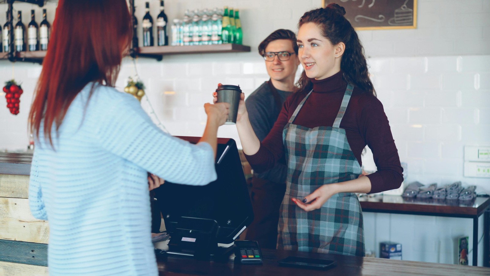 A Customer Implied the Cashier Should Work for Free — Her One Word Response Shut It Down Completely customer at a cash register