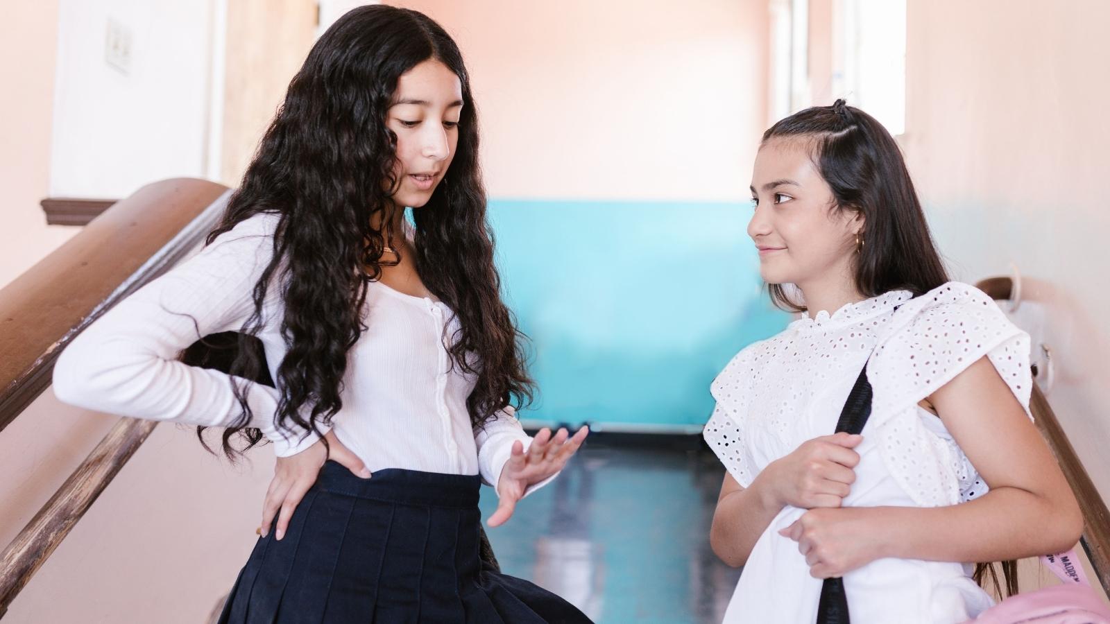 She Refused to Study at Group Sessions and Kept Failing, So Her Friends Got Tired Of Hearing Her Complain After Every Exam two high school girls talking in hallway