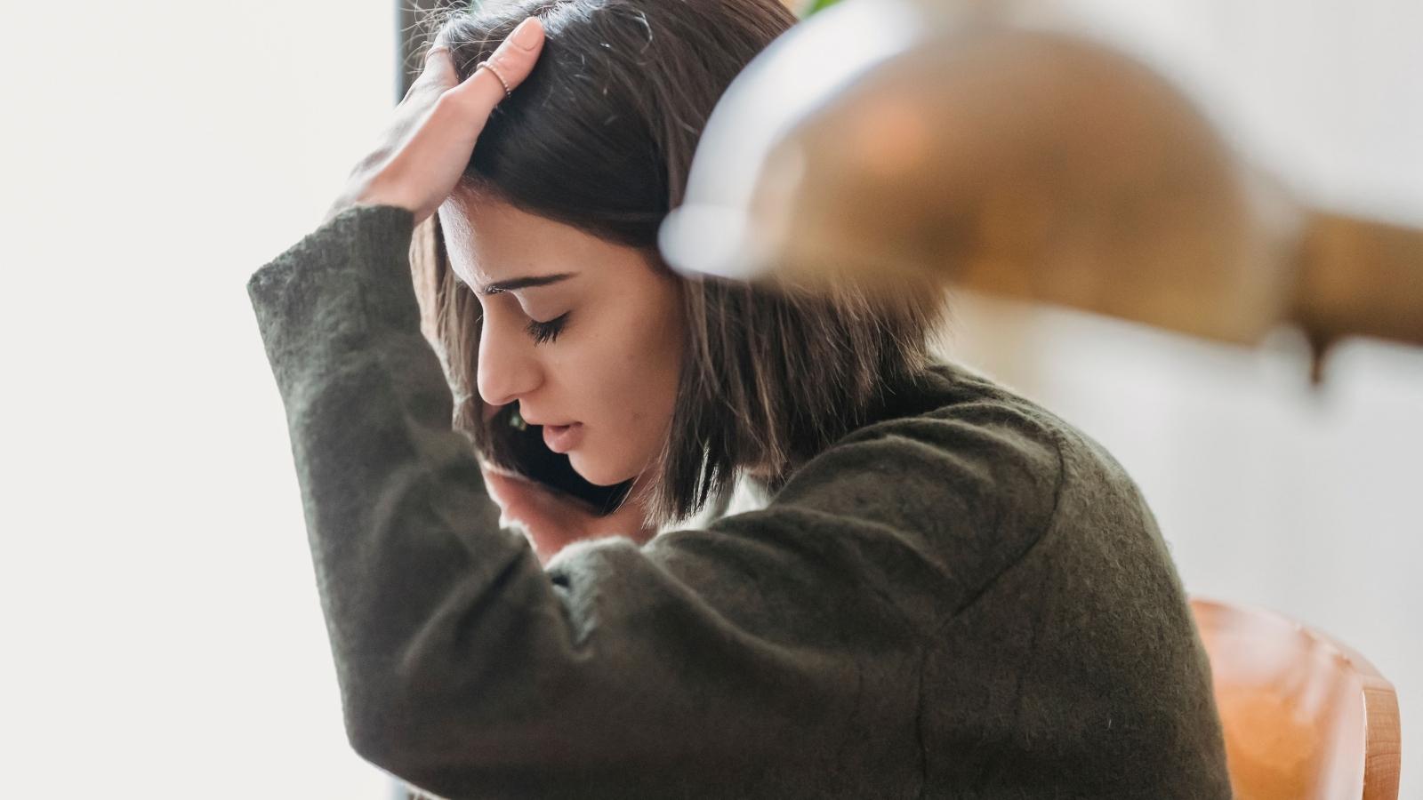 Couple Cancels Plans After Friends Keep Arriving Hours Late, Sparking Unexpected Fallout upset woman talking on the phone