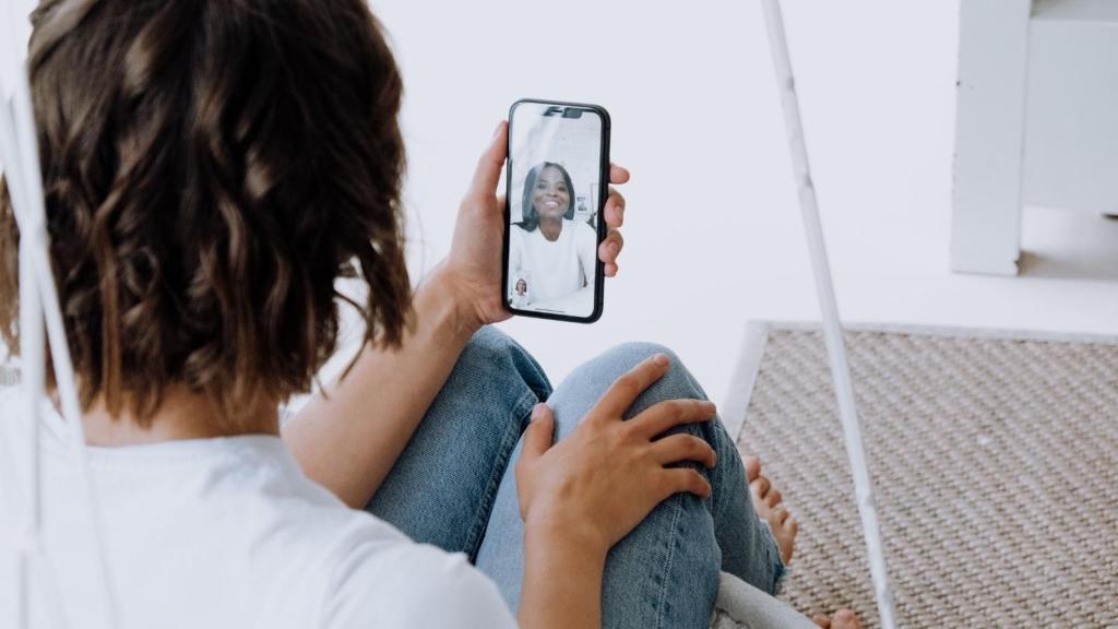 woman facetiming on her iphone