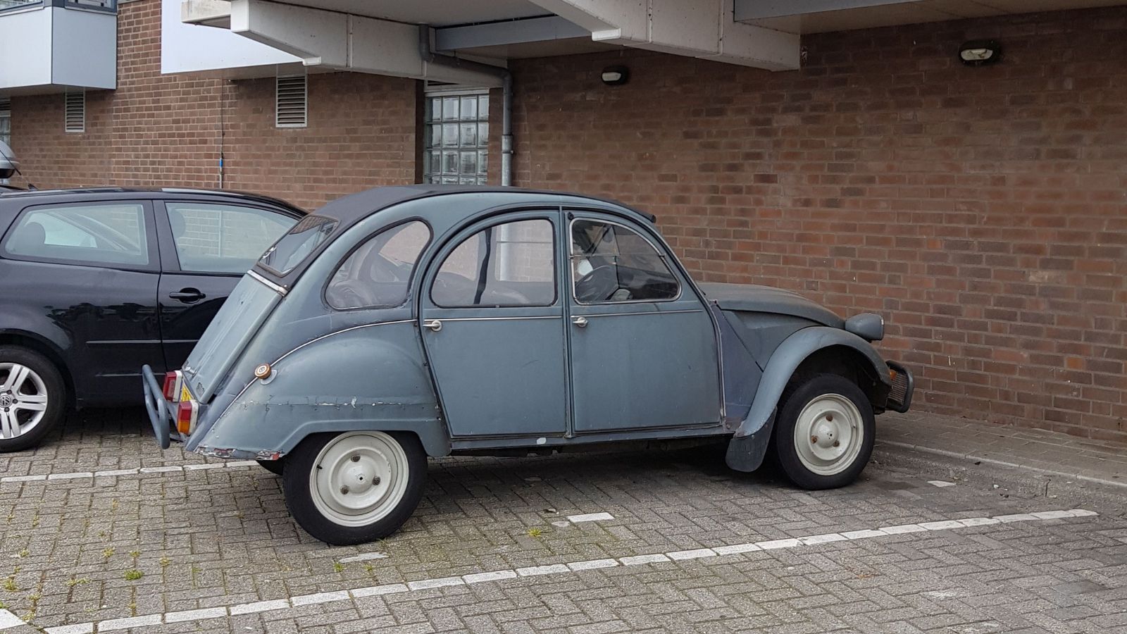 Her Neighbor Had Been Parking in Her Assigned Space Because She Has No Car — She Finally Told Her the Space Is Still Hers Cars parked outdoors on a designated apartment parking space