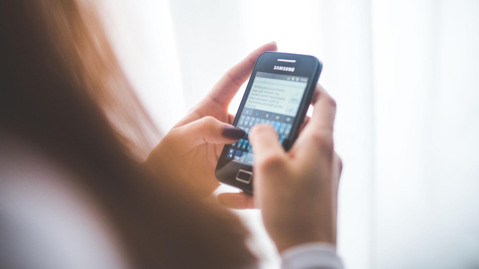 Her Boss Said to Only Text Him If “The Store Was On Fire.” So She Left Every Urgent Message on Read.