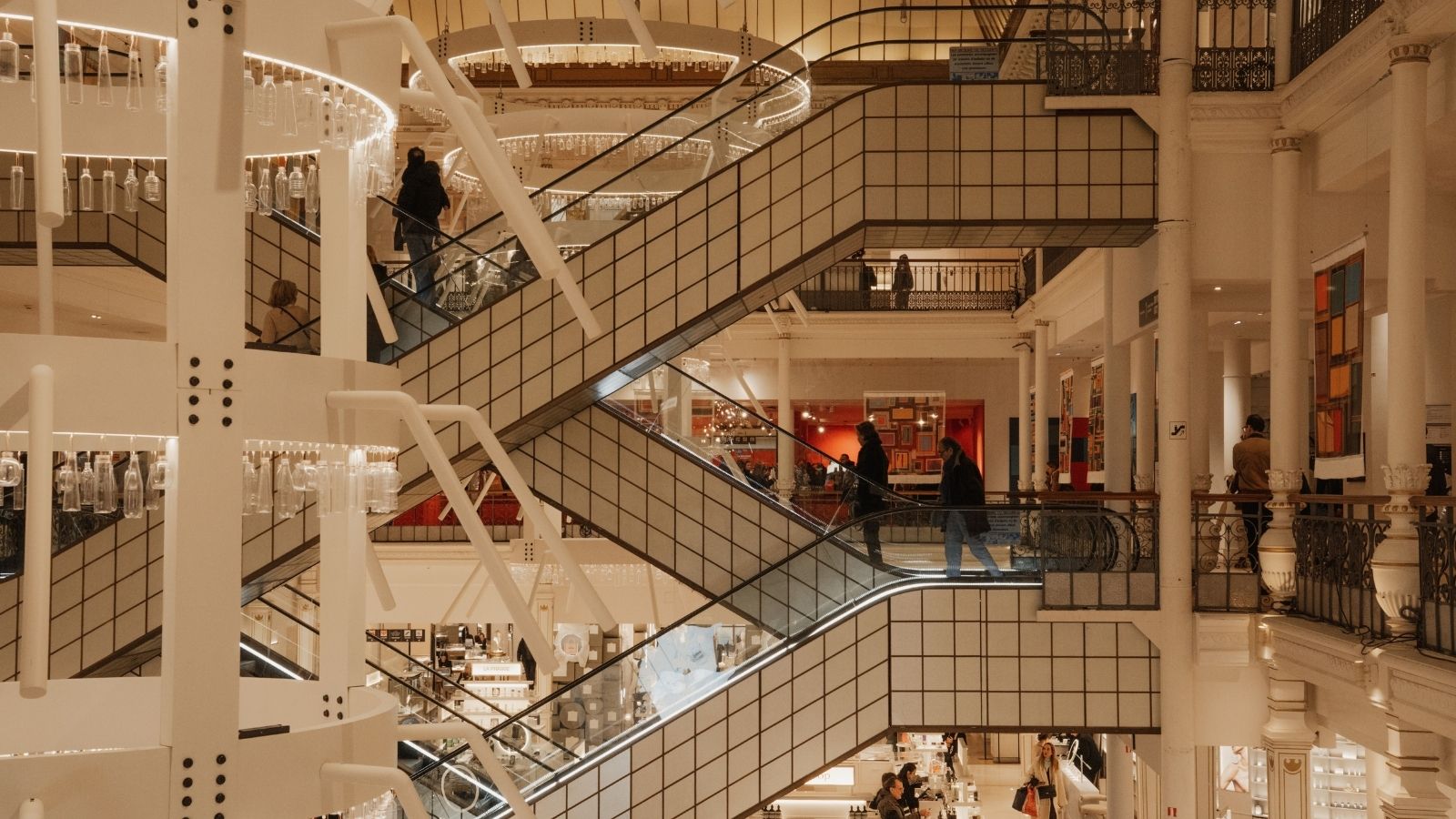 Mall Worker Was Just Being Polite to a Security Guard, But He Took It the Wrong Way Escalators in a mall