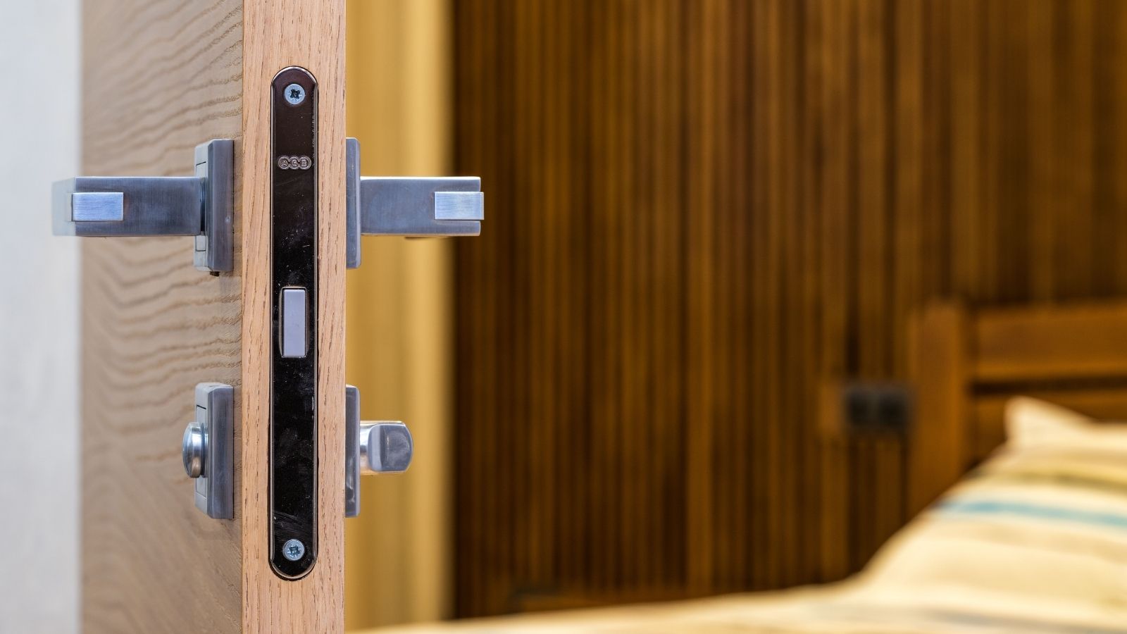 Three Locks, Zero Ways Out. Inside the Claustrophobic Hotel Emergency That Left an Innocent Couple Trapped at the Worst Possible Moment The locks on a hotel room door