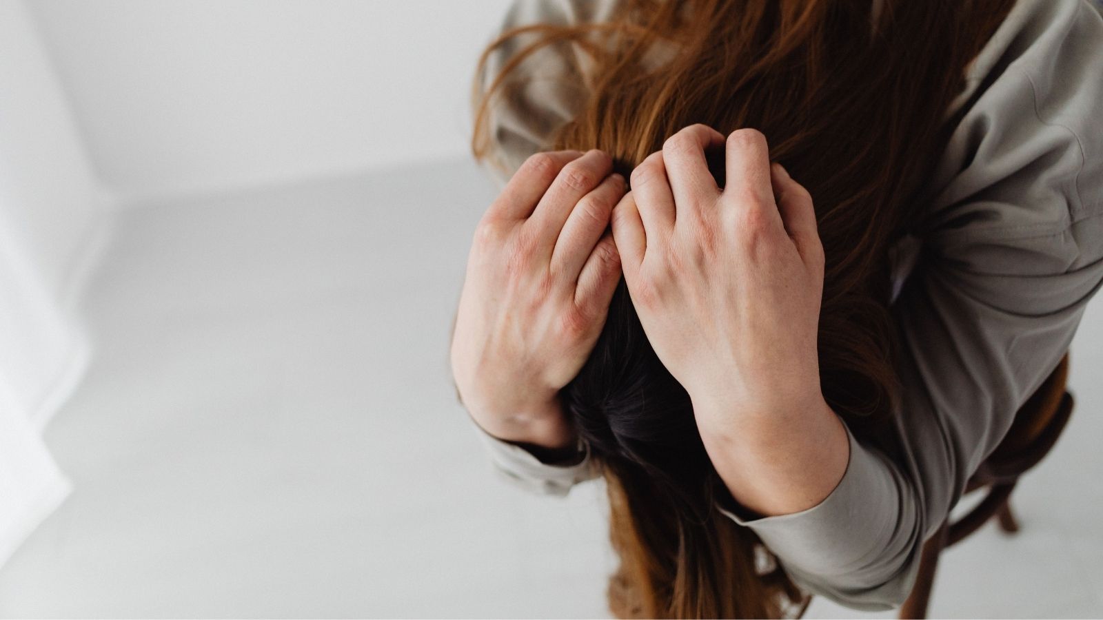 Her Best Friend Confessed She Was in Love With Her — The Feeling Was Mutual — Then Her Homophobic Mom Walked In A woman with her head in her hands