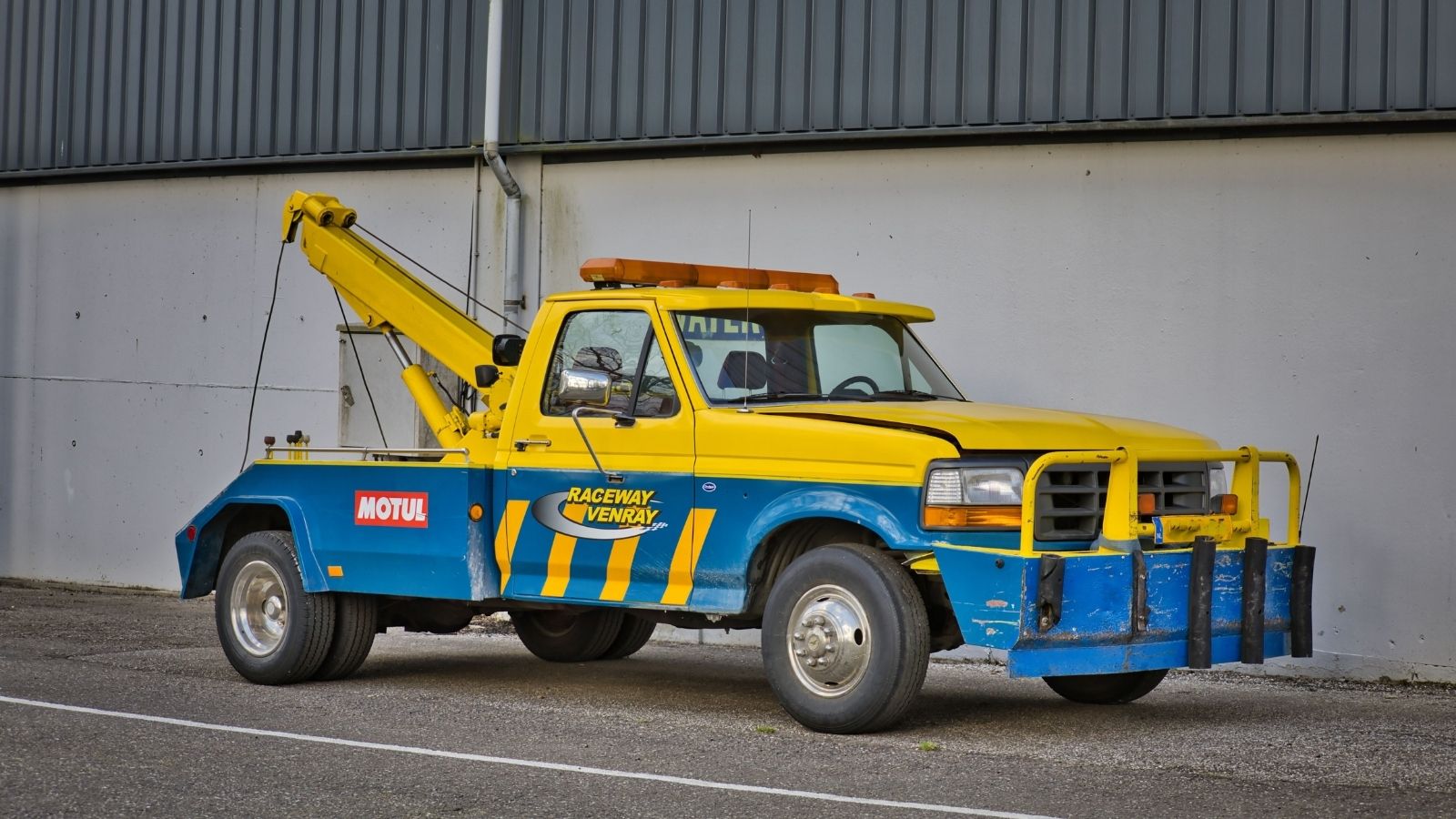 The Parking Trap: Why a Chronically Ill Homeowner Is Reeling After a Predatory Tow Truck Targeted Their Car During a Medical Crisis. A tow truck