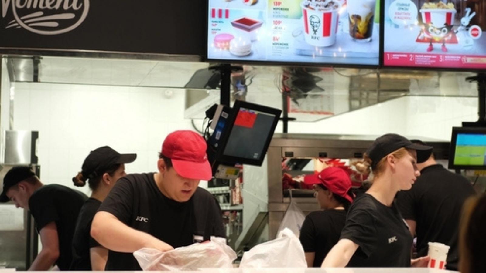 A Fast Food Manager Tried to Illegally Cancel Employee Breaks During a Rush. The Trainee Who Stood Up to Him Is Now Facing Cruel Retaliation. Fast food workers