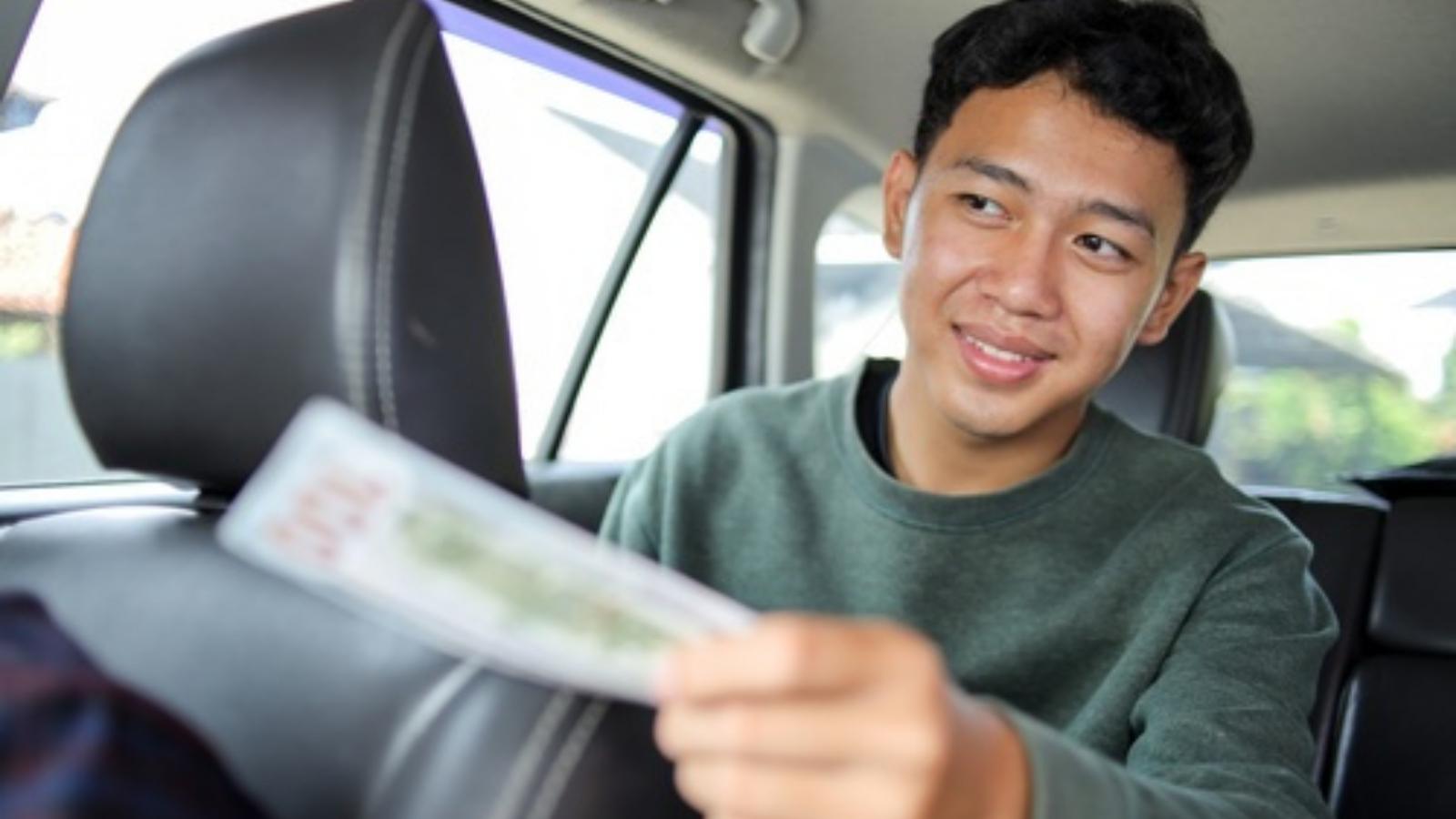 He Drove a Guy to Work Every Day for $50 a Week — The Guy Stopped Paying — When He Finally Said Something the Guy Played the Victim Paying for a ride