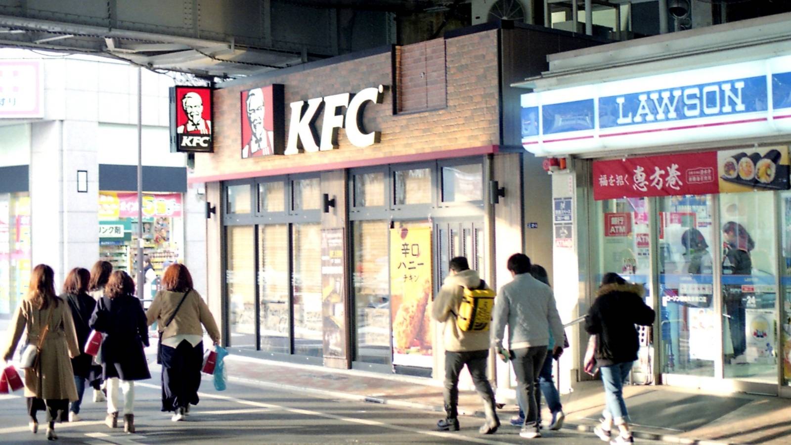 Customer Says KFC Worker Left Her Waiting Without Explaining, but the Situation Ends With an Apology Outside of a KFC building