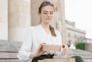 She Got Free Food by Accident. Now She’s Terrified Speaking Up Will Get a Rookie Cashier Fired.