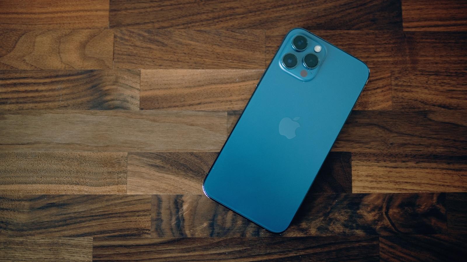 Retail Worker Uses a Customer’s Unlocked iPhone to Find the Owner, but the Customer Is Upset When They Return Lost iPhone laying on a counter