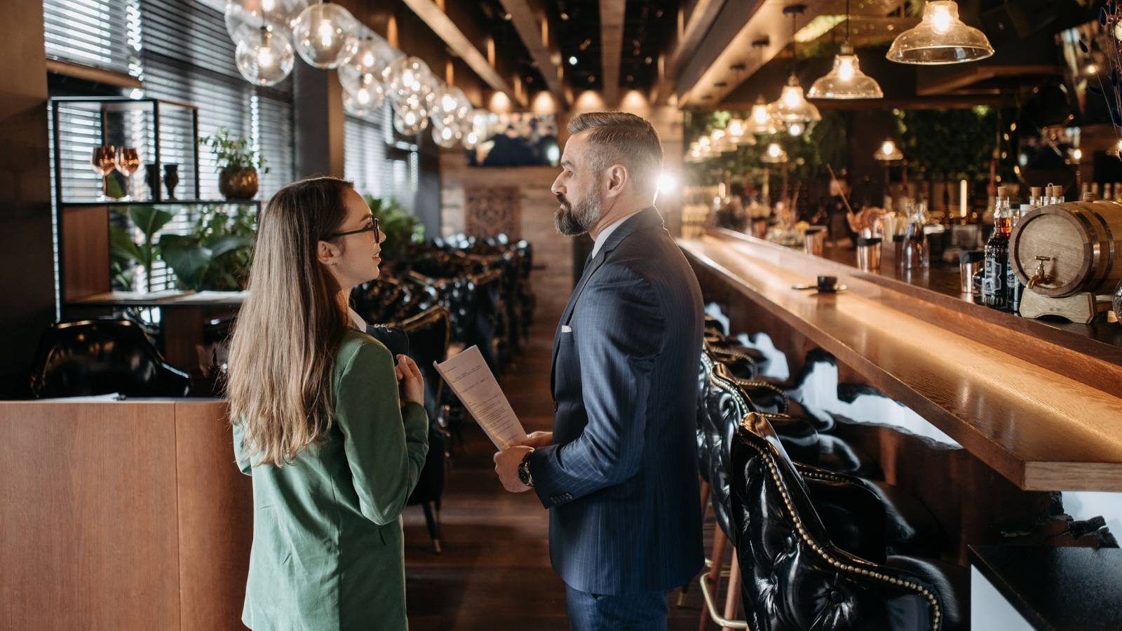 An $80 Dine And Dash Took An Unexpected Turn When The Customer Returned Looking For Something Woman talking to the manager