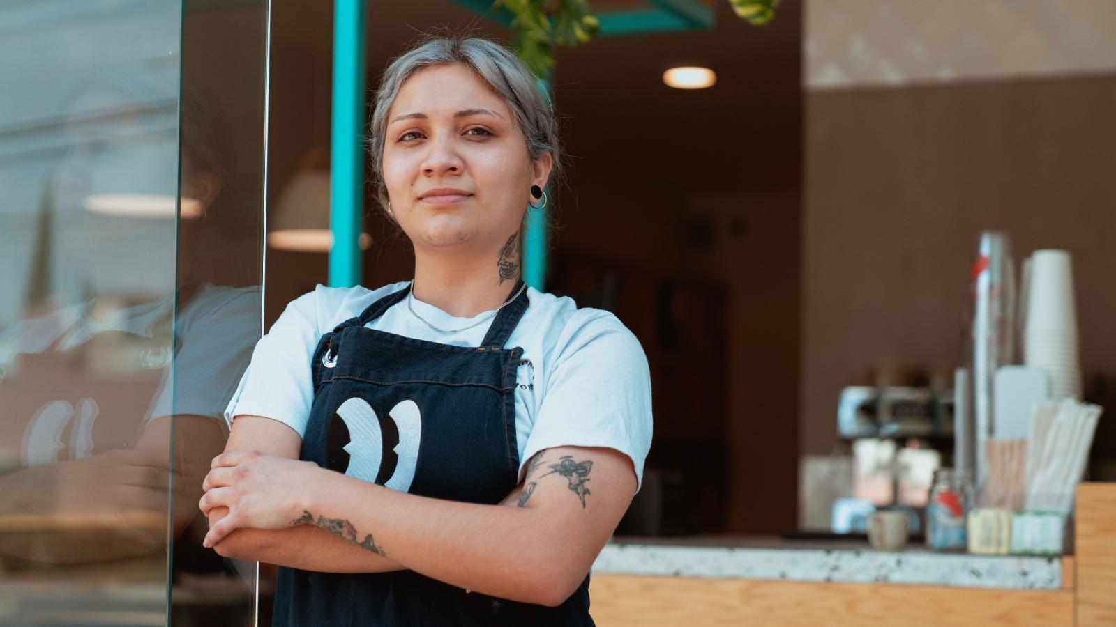 She Demanded Her Money Back After Paying for a Meal by Mistake, but the Resolution Left Her Feeling Uneasy Waitress leaning up against the front door
