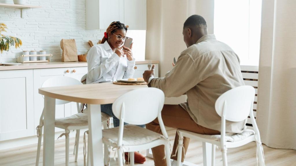 Couple eating at the dining table