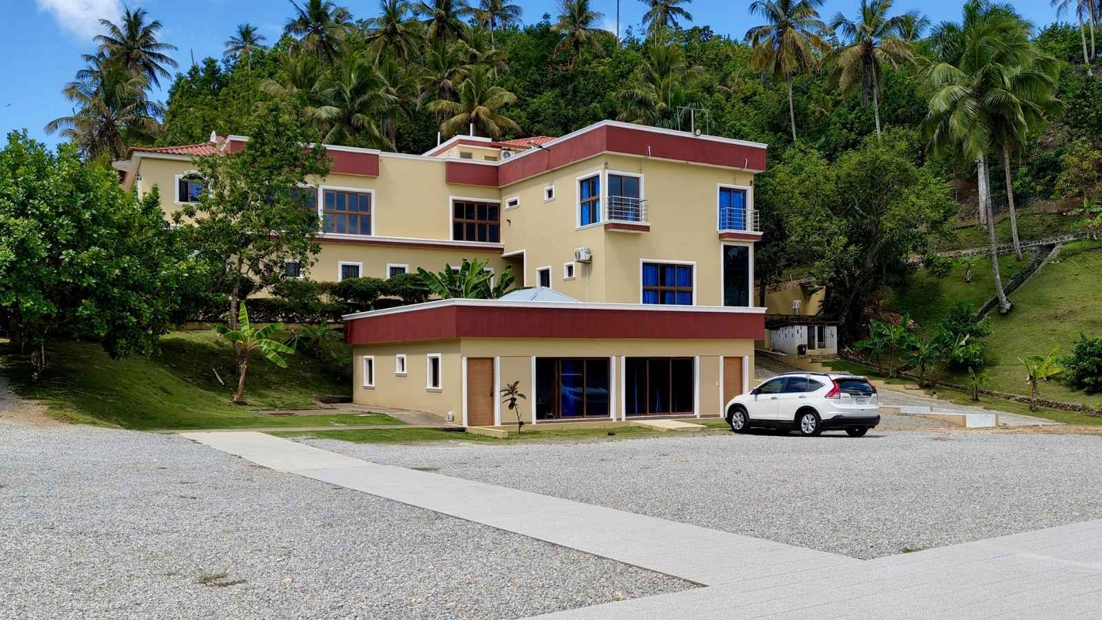 House with shared parking lot 