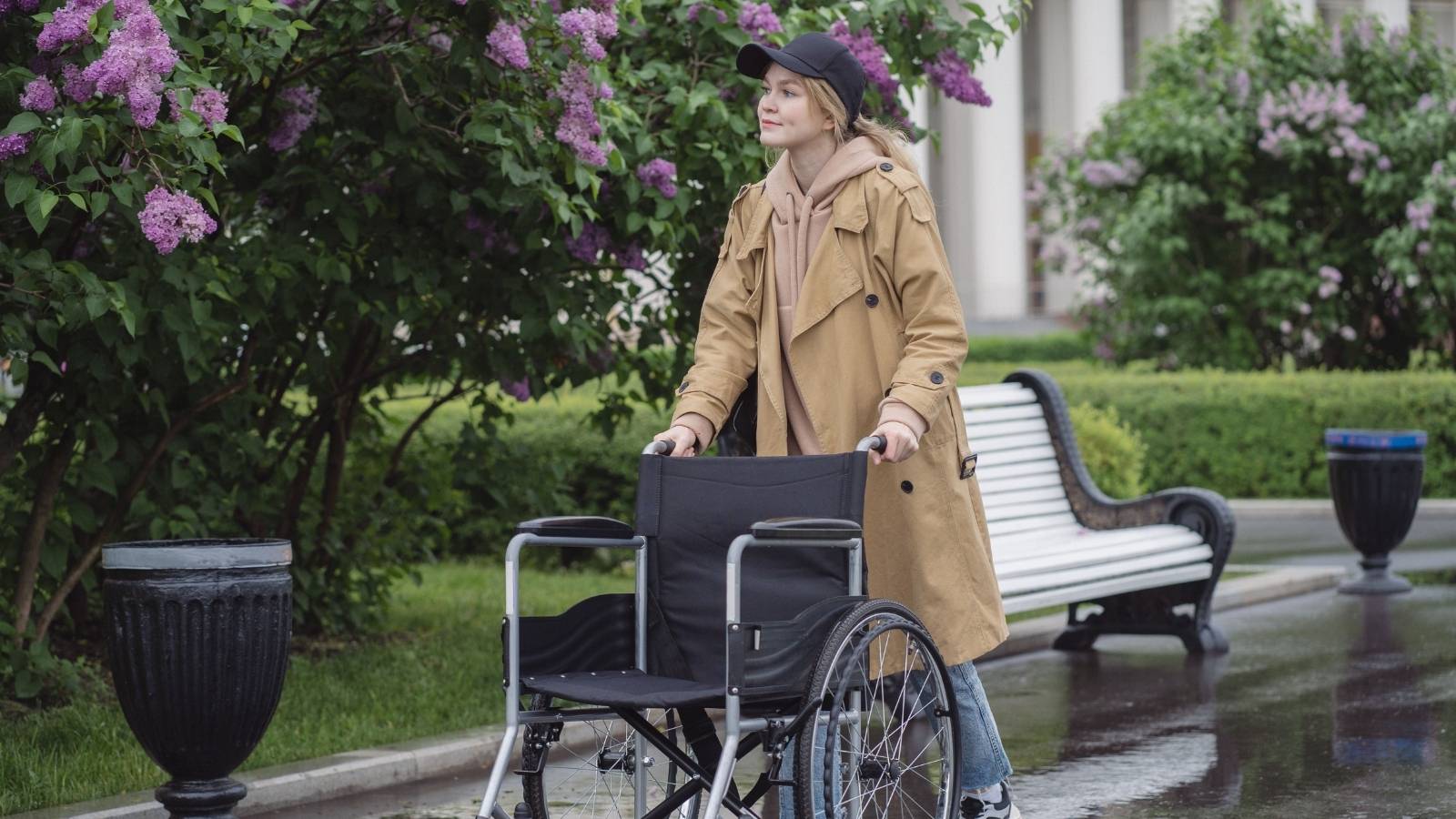 An Innocent Emergency Room Request Turned Into a Furious Confrontation. Why a Daughter Had to Forcefully Shut Down an Aggressive Nurse. Woman pushing a wheelchair for her mother