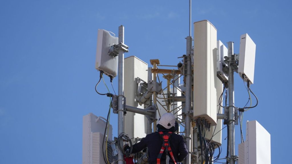 worker harassed to 5G cellular tower