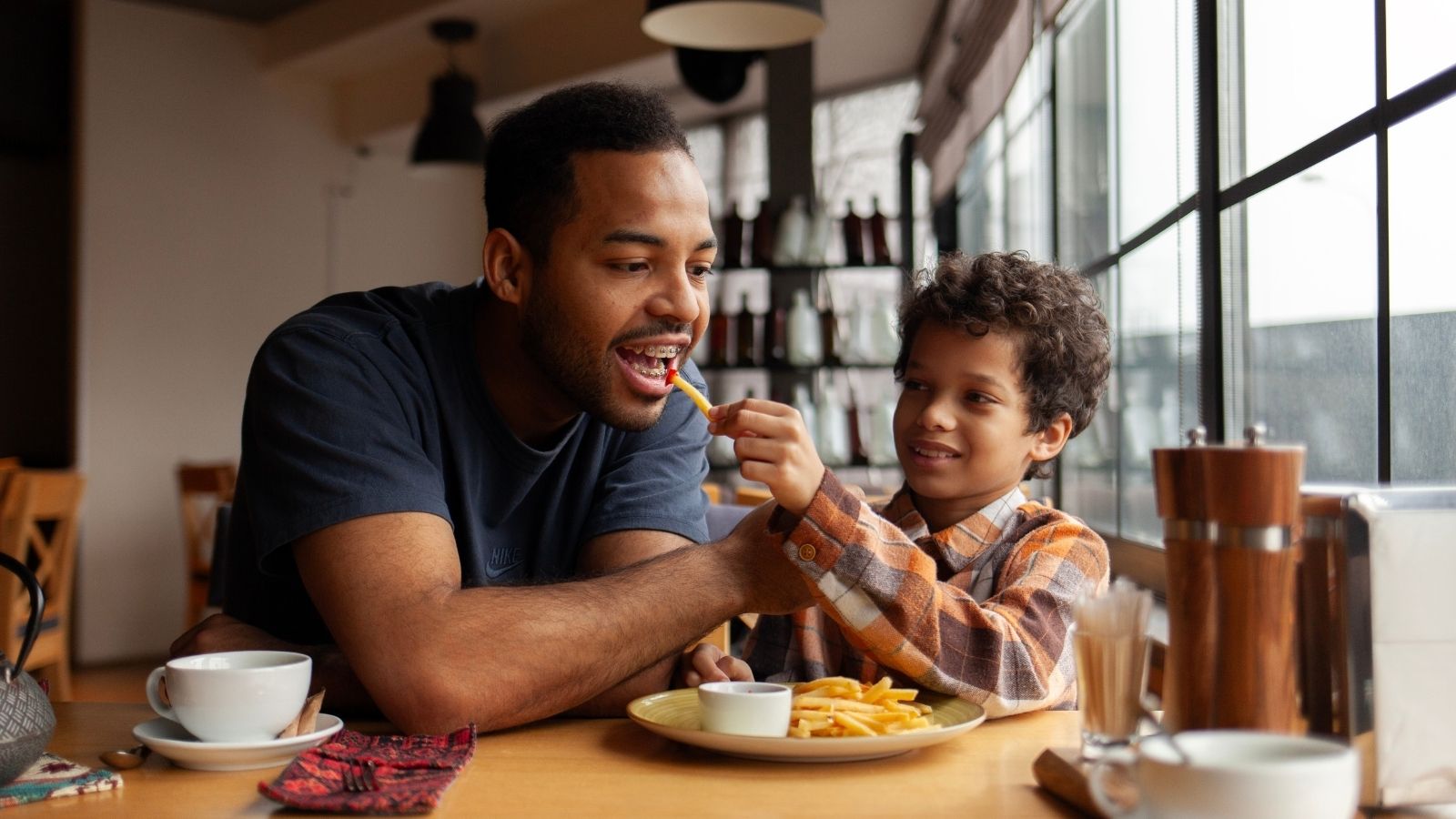 Dad Wanted Real Cream for His Coffee, but His Reaction to the Restaurant’s Answer Shocked Everyone father and son eating at a restaurant