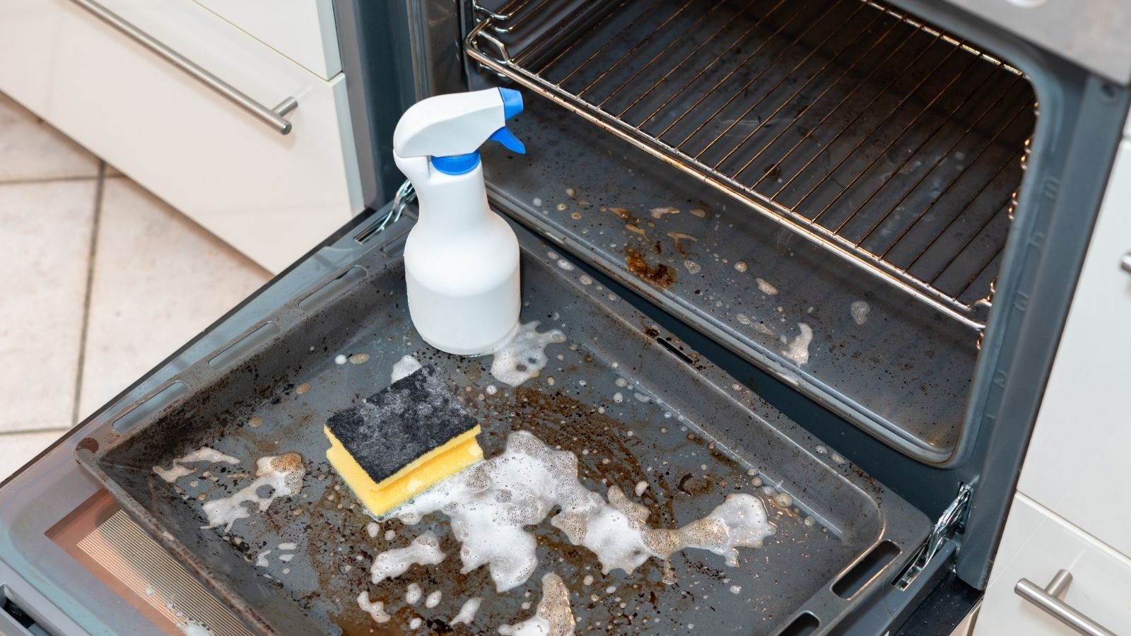 He Was Worried About Losing $100 Over a Dirty Oven, But Then His Cleanup Effort Created a New Problem cleaning an oven