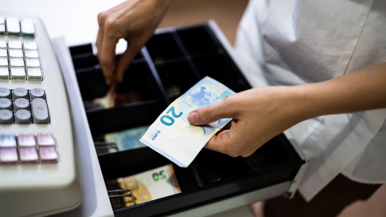 She Had Her Hand Wide Open. When the Cashier Dropped the Money on the Counter Instead, a Massive Scene Broke Loose. cashier getting change for customer