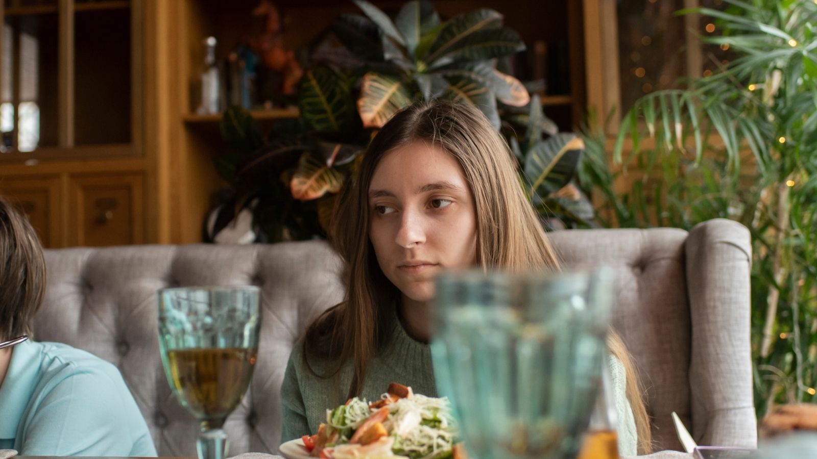 Everyone Stayed Quiet as a Customer Insulted the Waitress, But Then His Daughter Spoke Up teenage girl looking unhappy at a restaurant