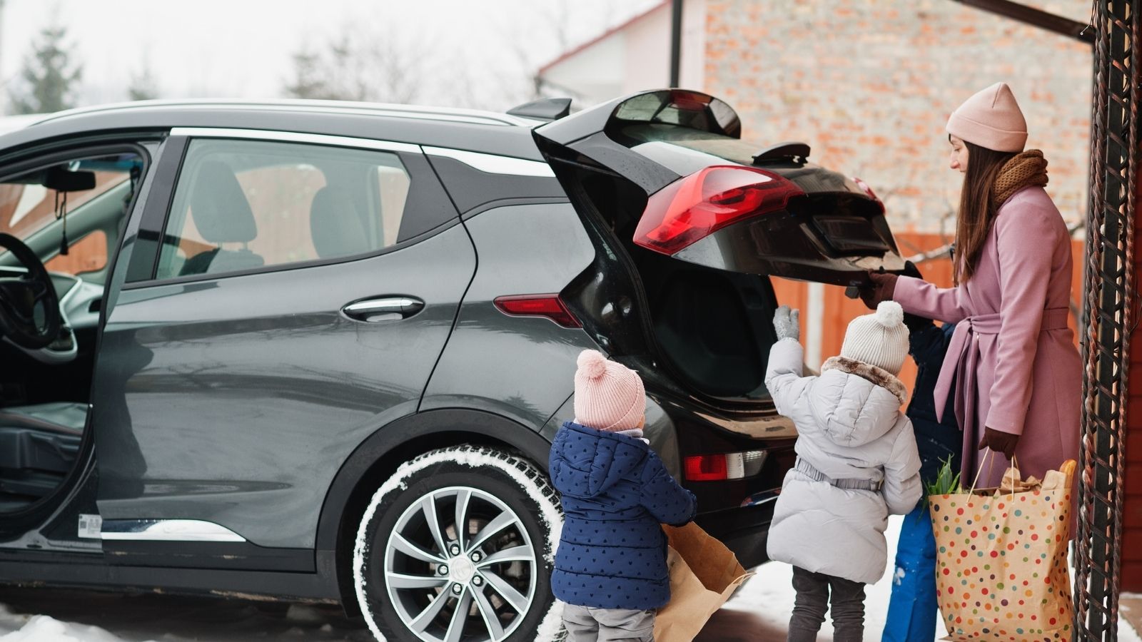 Townhouse Residents Fight Over Limited Parking—Then Someone From Another Area Starts Using Their Spots mom and kids unloading the car after shopping