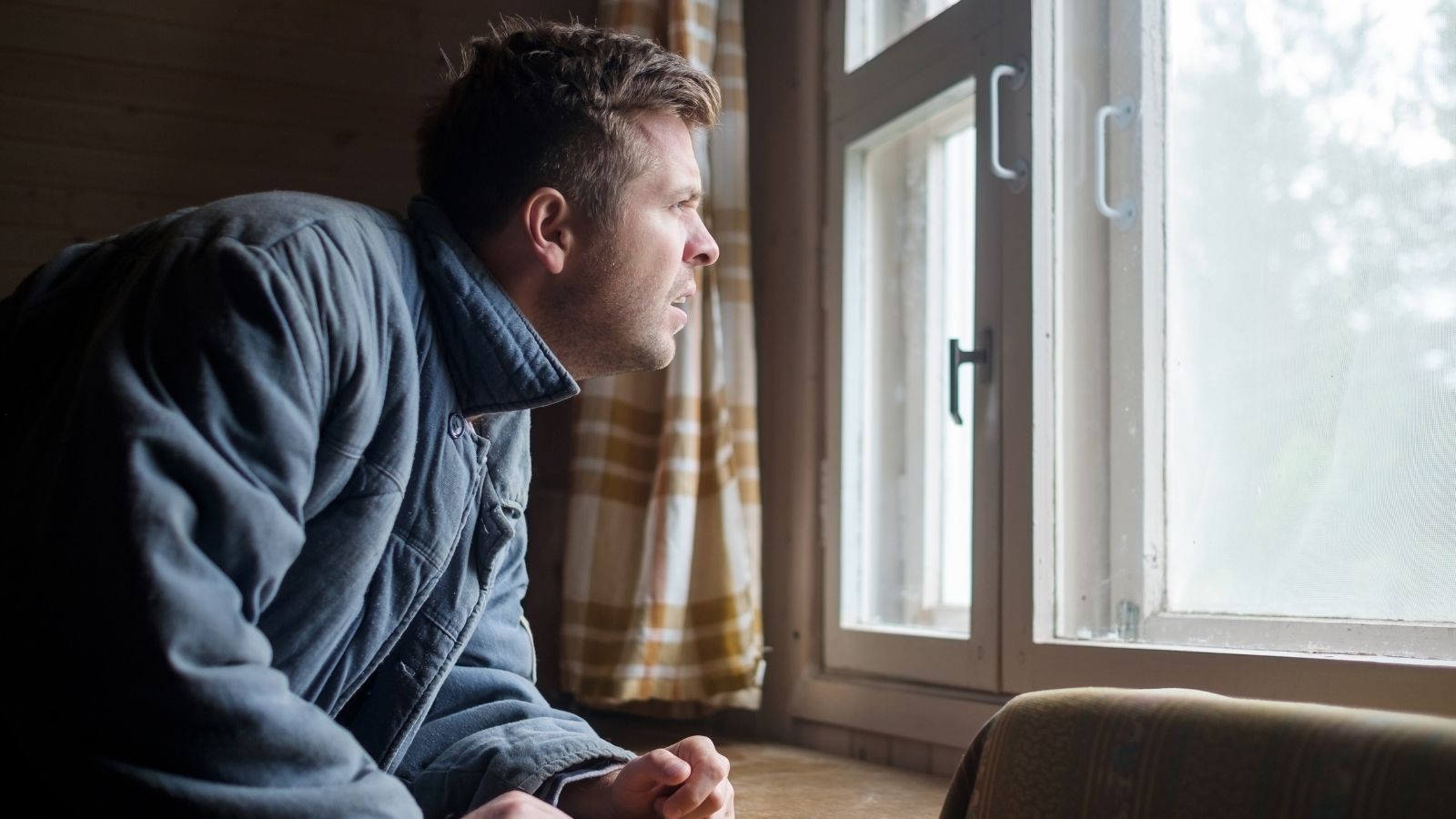 It’s Not a Commune, It’s a Slum: Neighbors Expose House Renting Out Unsanitary Sheds as Intentional Living worried man looking out the window