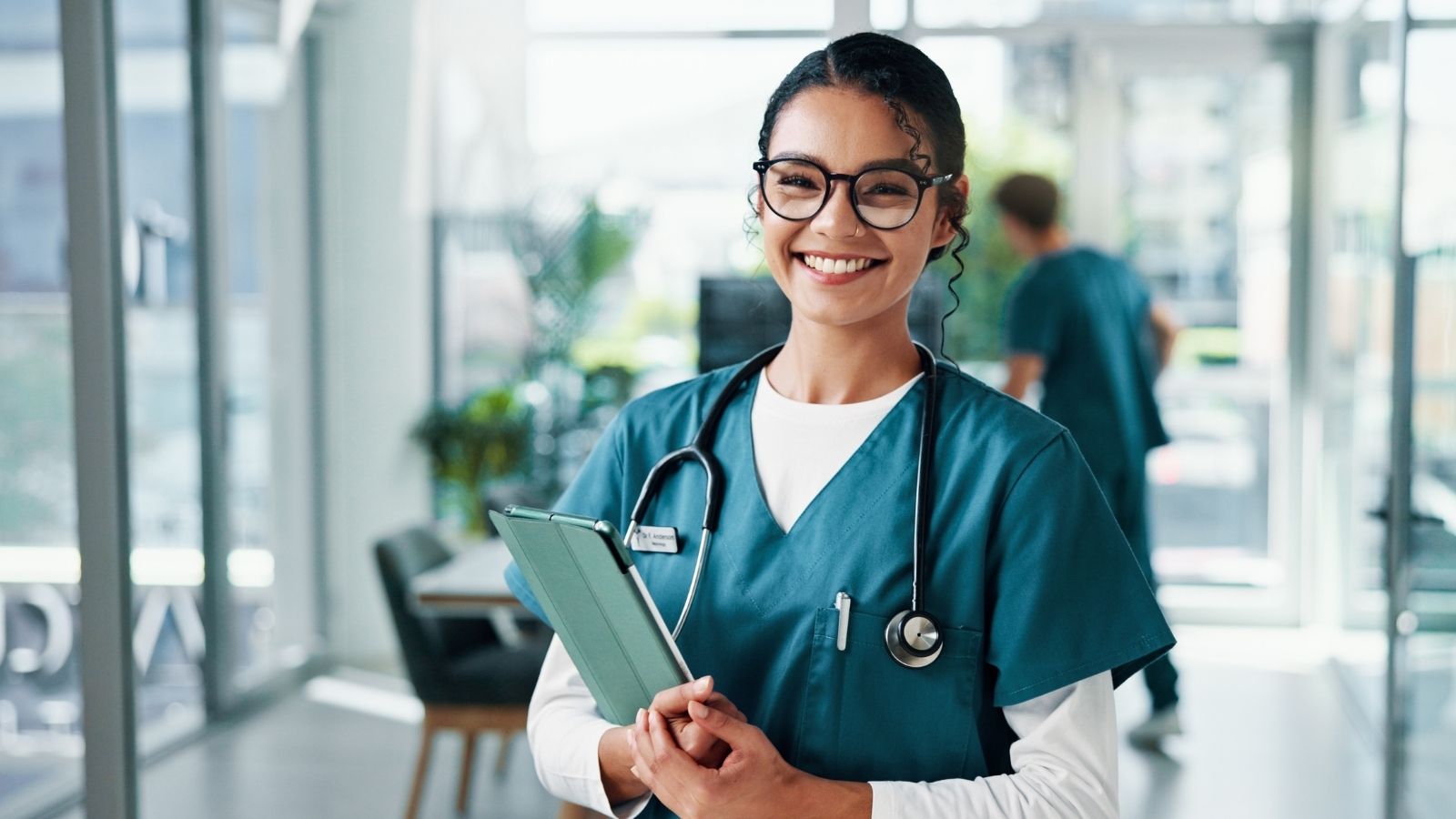 We Stay 30 Minutes Late Every Day: Nurses Reveal the Silent Policy Threatening Their Jobs smiling nurse