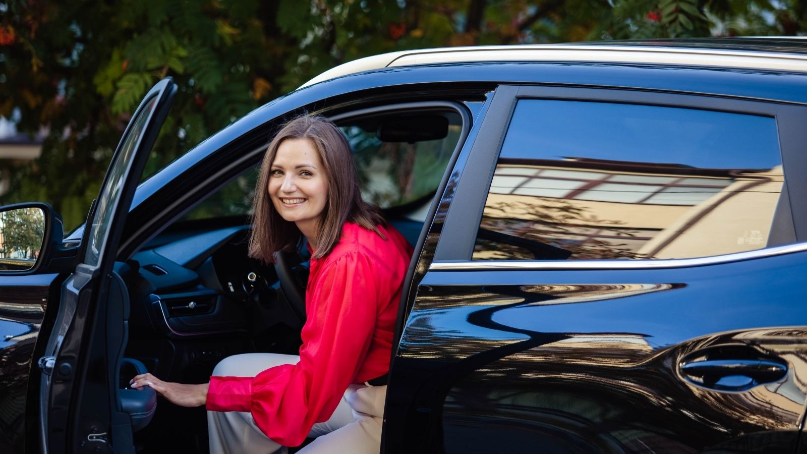 One Family Always Claims the Apartment’s Prime Parking Spot—And a Renter Has Had Enough woman getting out of her car