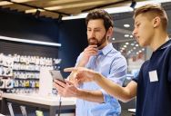 “He Needed It More Than Anyone”: Cashier Quietly Pays for Struggling Customer’s Phone Plan After Generous Act