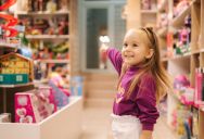 A Mom Helped Her Daughter Count Birthday Money for Toys — Then She Made a Point to Thank the Store Employees