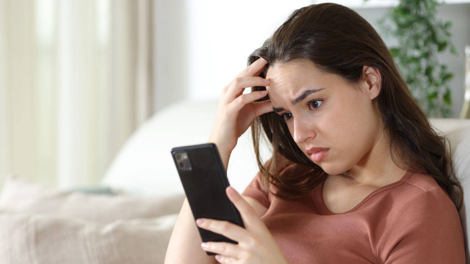 Trust Your Gut: College Student Panics After Landlord Makes Creepy Comments During Room Tour worried woman looking at her phone