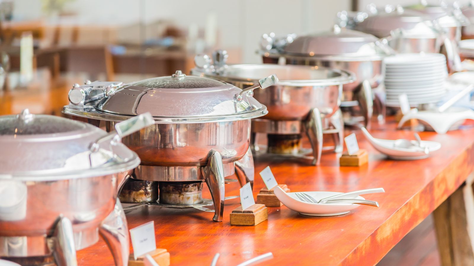 The Empty Buffet Standoff: Why an Entire Room of Wedding Guests Abandoned a Couple’s Big Day Right After the Ceremony A line fo aluminum catering food trays