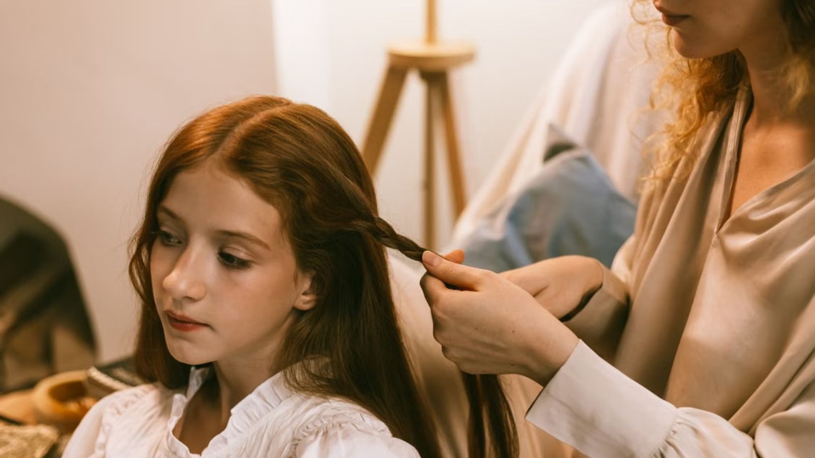 She Begged Her Mother to Stop Commenting on Her Looks, But Her Mom’s Dismissive Response Exposed a Toxic Family Dynamic Woman braiding the hair of a teenage girl