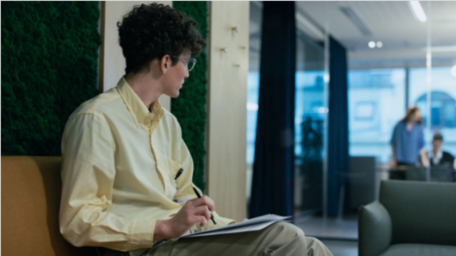He Prepared Everything for the New Employees First Day, But His Company Couldnt Even Manage to Provide a Desk Man in business attire sitting at a reception chair in an office