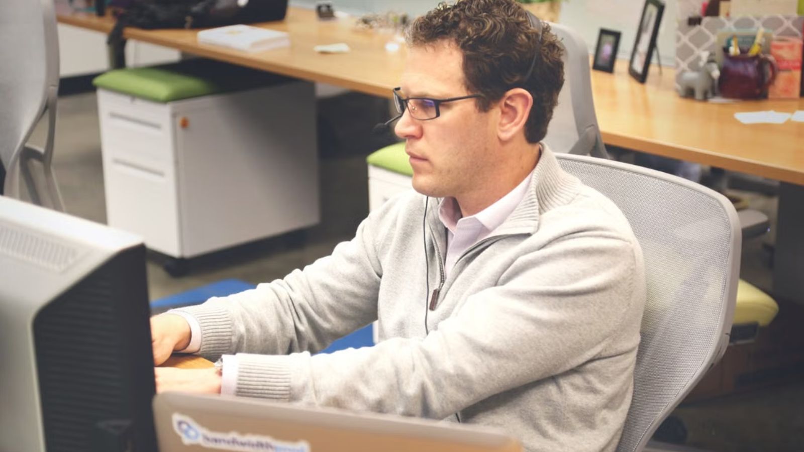 Employee Was Told To Shut Up While A Consultant Installed Software In The System, But He Decided To Step In When The Expert Couldnt Fix The Problem Man working on his computer in the office