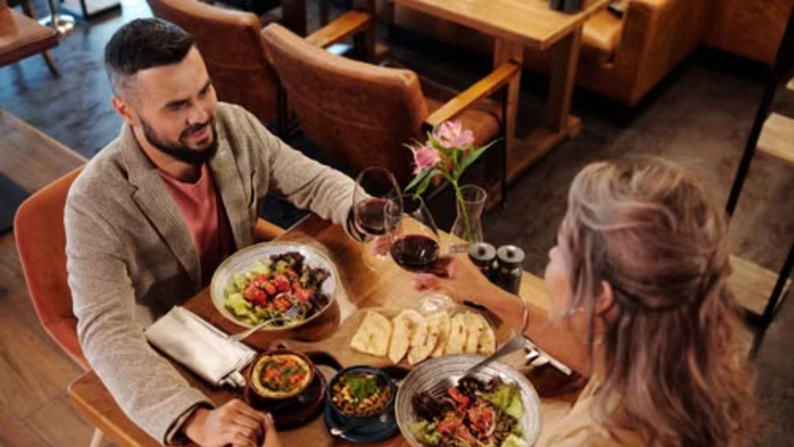 Her Boyfriend Covered Most Of Their Dates—Now Her Mom Says She Should Be Ashamed Man and woman dating in a classy restaurant