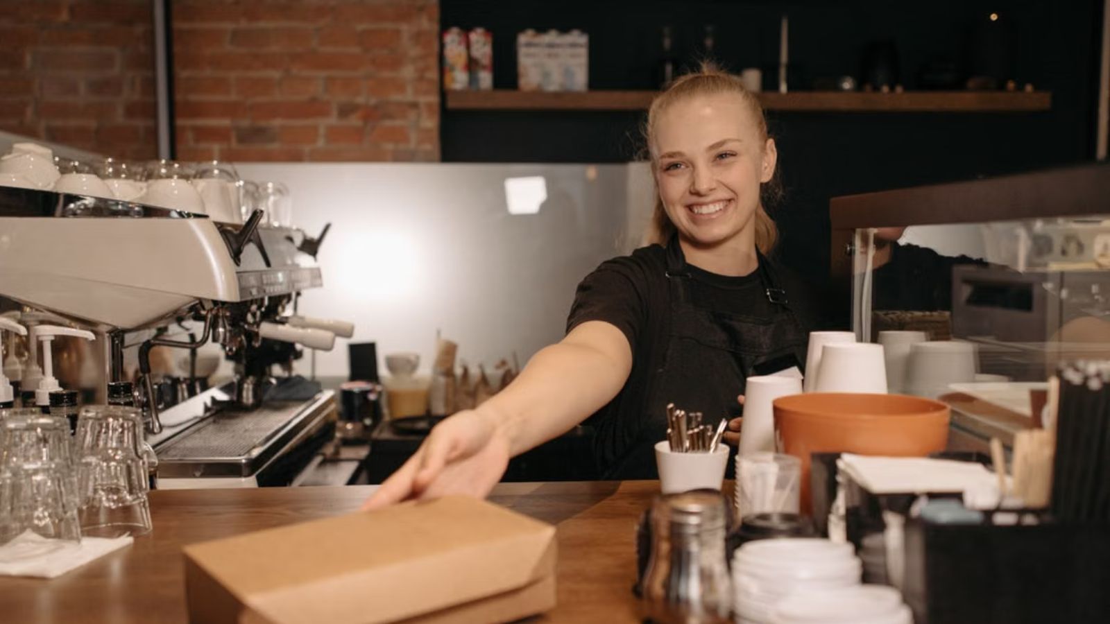 Woman Realized Her 18 Year Old Daughter Was Still Being Paid The Minor Wage—So They Confronted Management Young woman happily working in a cafe