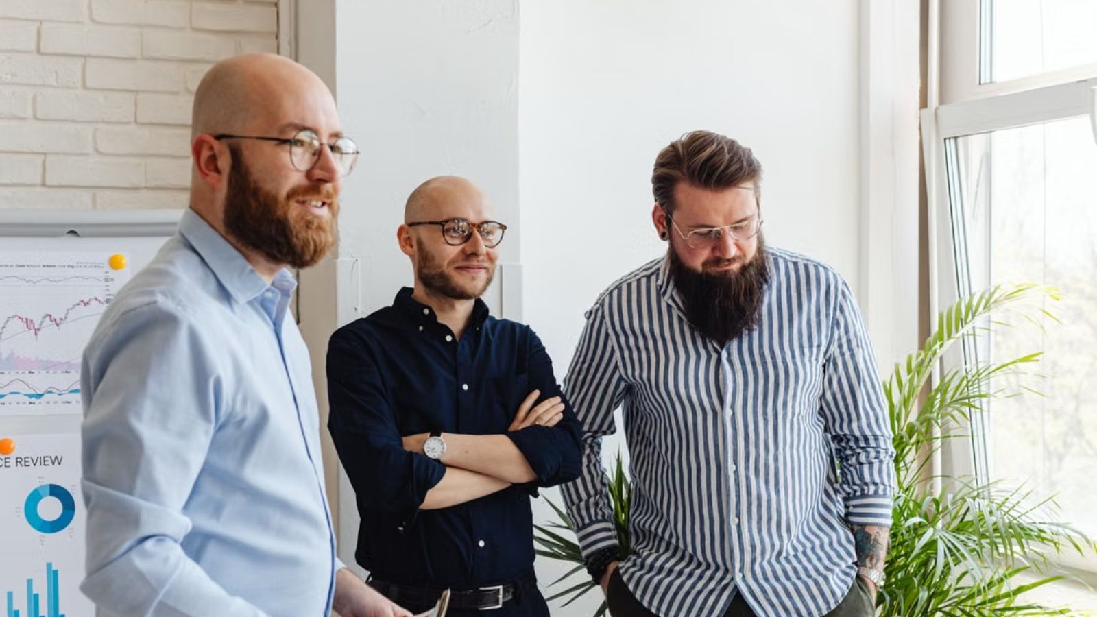 She Seemed So Supportive: Worker Uncovers Dark Reality Behind Her Boss’s Friendly Act Three colleagues engaged in a positive office meeting, discussing business strategies