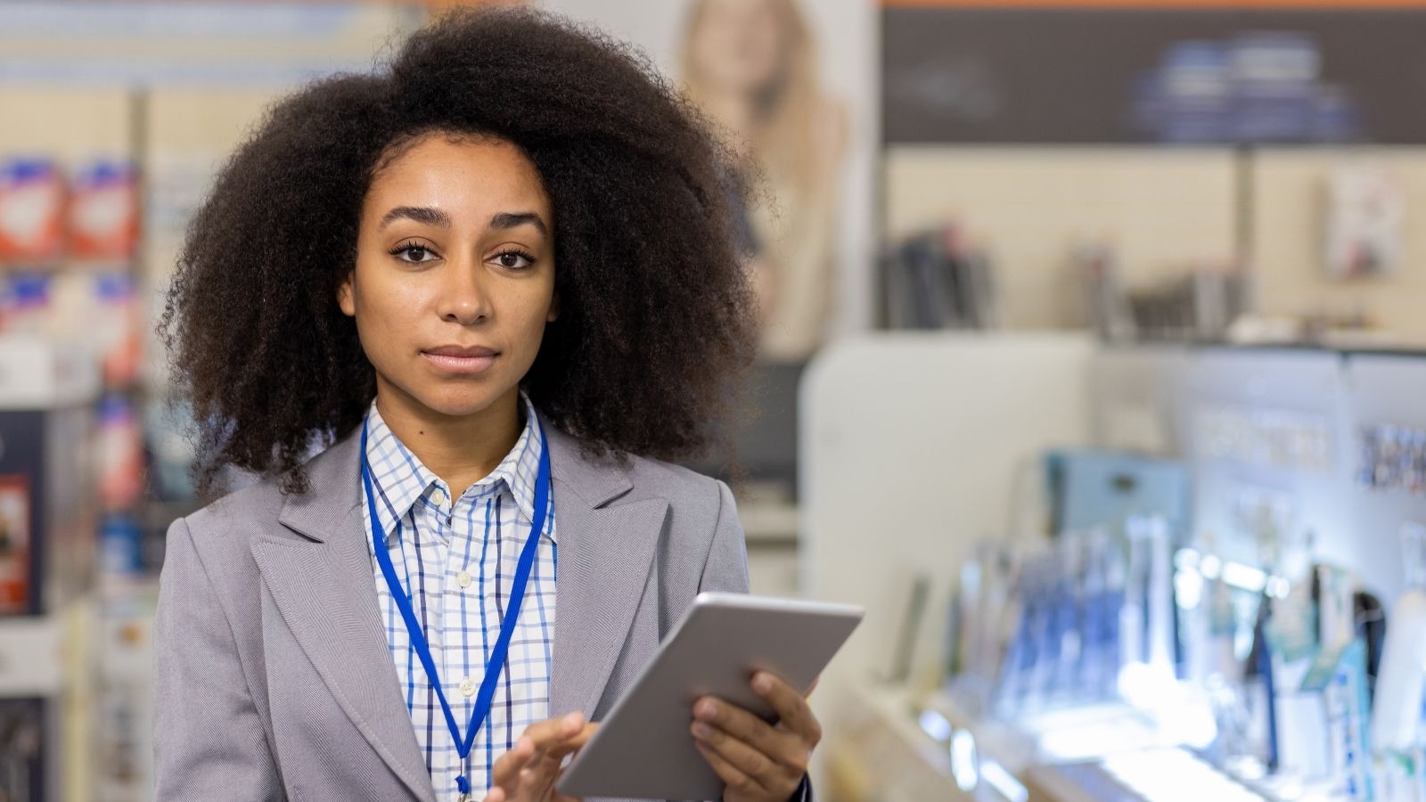 His Friend Swore He Paid for His Order, But the Staff Trapped The Friend in a Furious Standoff Over a Ghost Receipt female electronics store employee holding a tablet