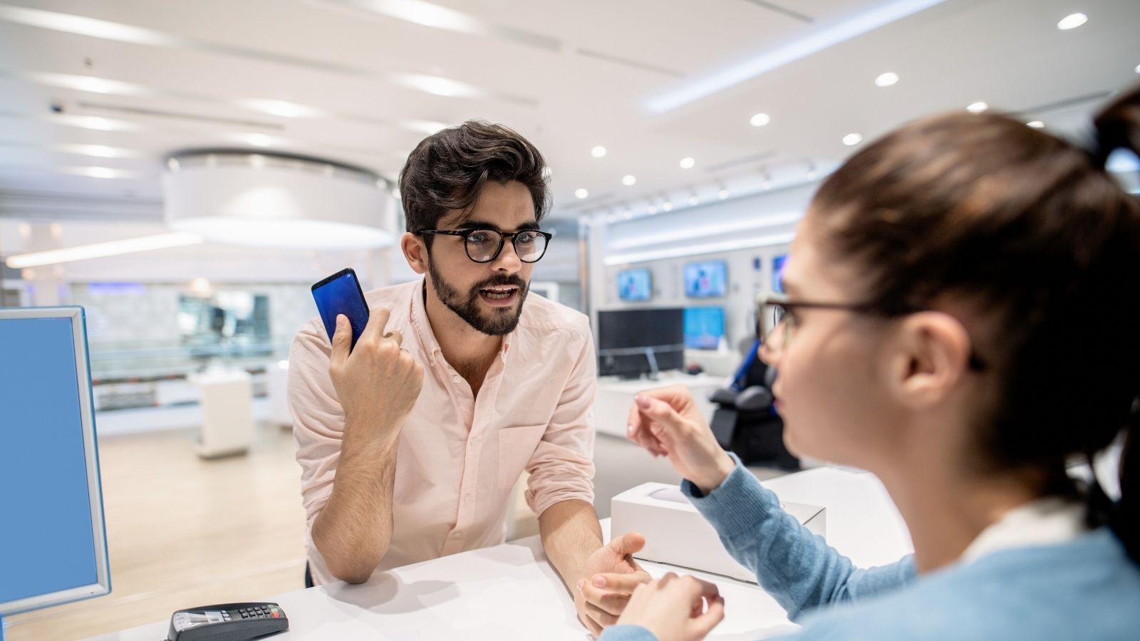 A Store Tried to Apologize for an Out of Stock Item. But The Customer’s Reaction to Their Gift Card Is Baffling man complaining to a store employee