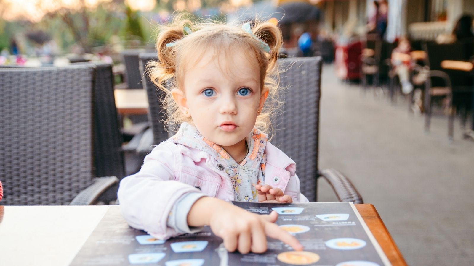 A Dad Was Ready to Fight a Restaurant Over His Daughter’s Kids Meal, But Her 4 Word Reaction Immediately Humbled Him little girl pointing at something on a menu