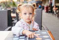 A Dad Was Ready to Fight a Restaurant Over His Daughter’s Kids Meal, But Her 4-Word Reaction Immediately Humbled Him