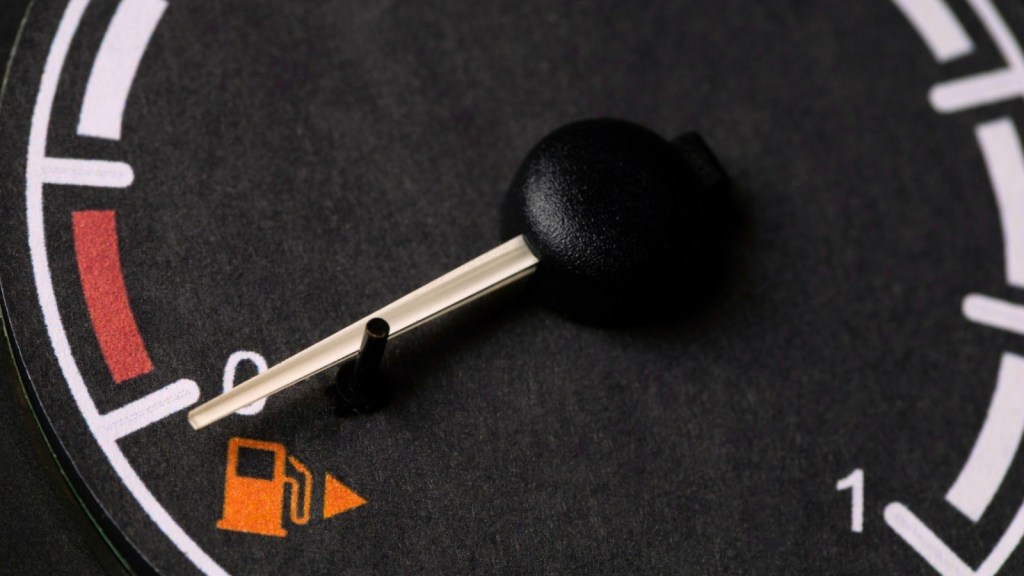 Fuel level gauge in car 
