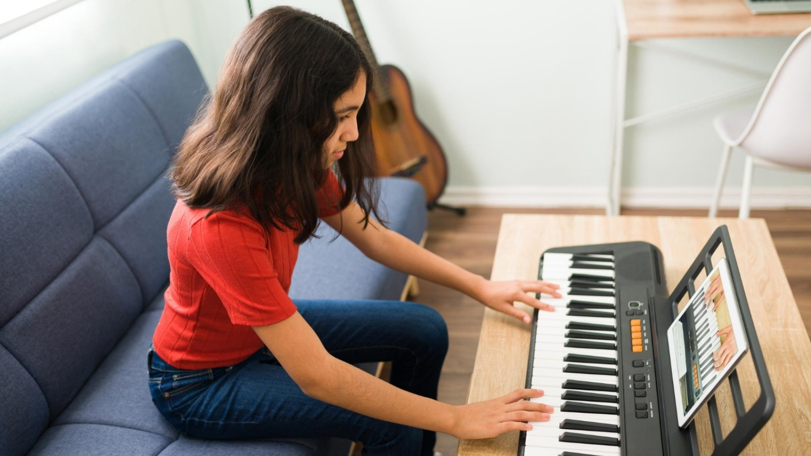 The Forced Performance Trap: Why an Aunt Was Forced to Publicly Intervene After a Mom Pushed Her Nervous Daughter Too Far Preteen girl playing the keyboard