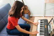 The Forced Performance Trap: Why an Aunt Was Forced to Publicly Intervene After a Mom Pushed Her Nervous Daughter Too Far