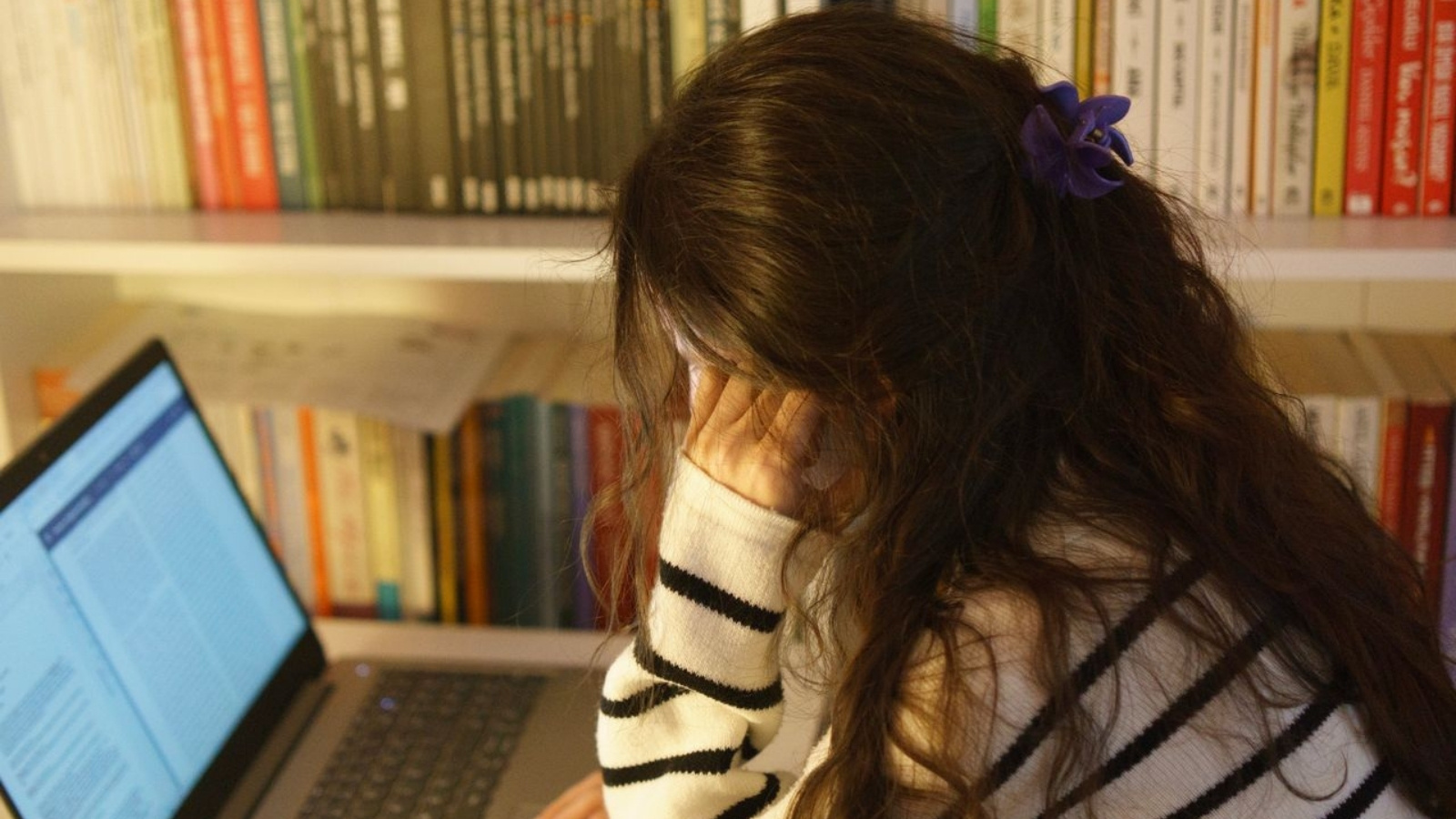 Man’s Daughter Prefers Reading to Screen Time, but His Ex Wife Wants to Take Away Her Books as Punishment Woman studying