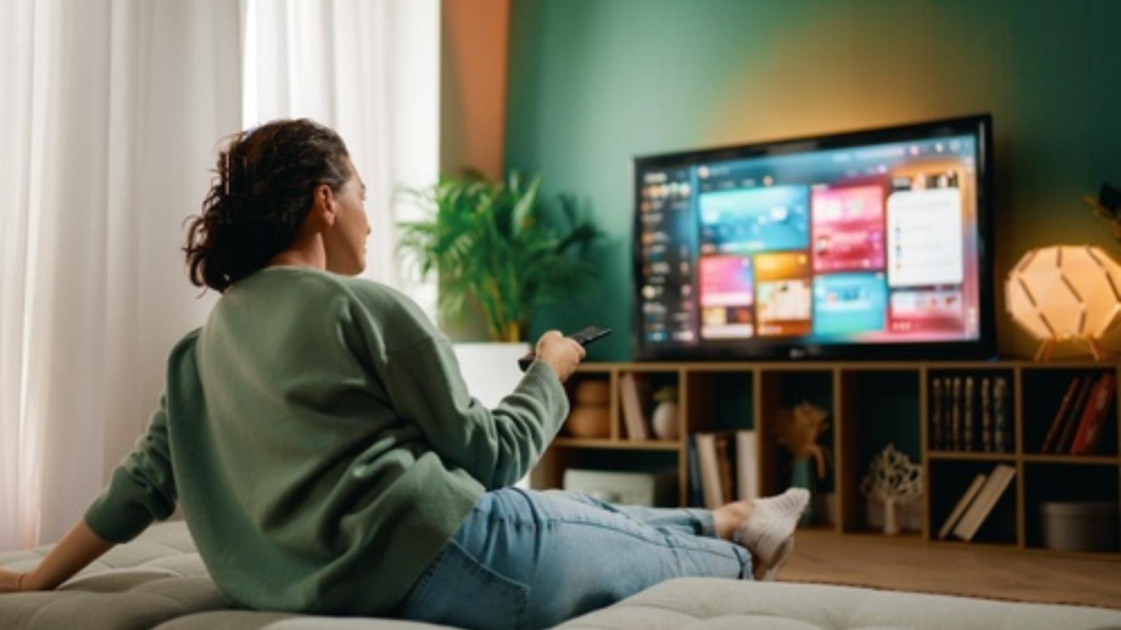 He Told His Roommate to Stop Playing Podcasts on the Living Room TV — She Said She Would If He Gave Up the Evening News Woman watching TV
